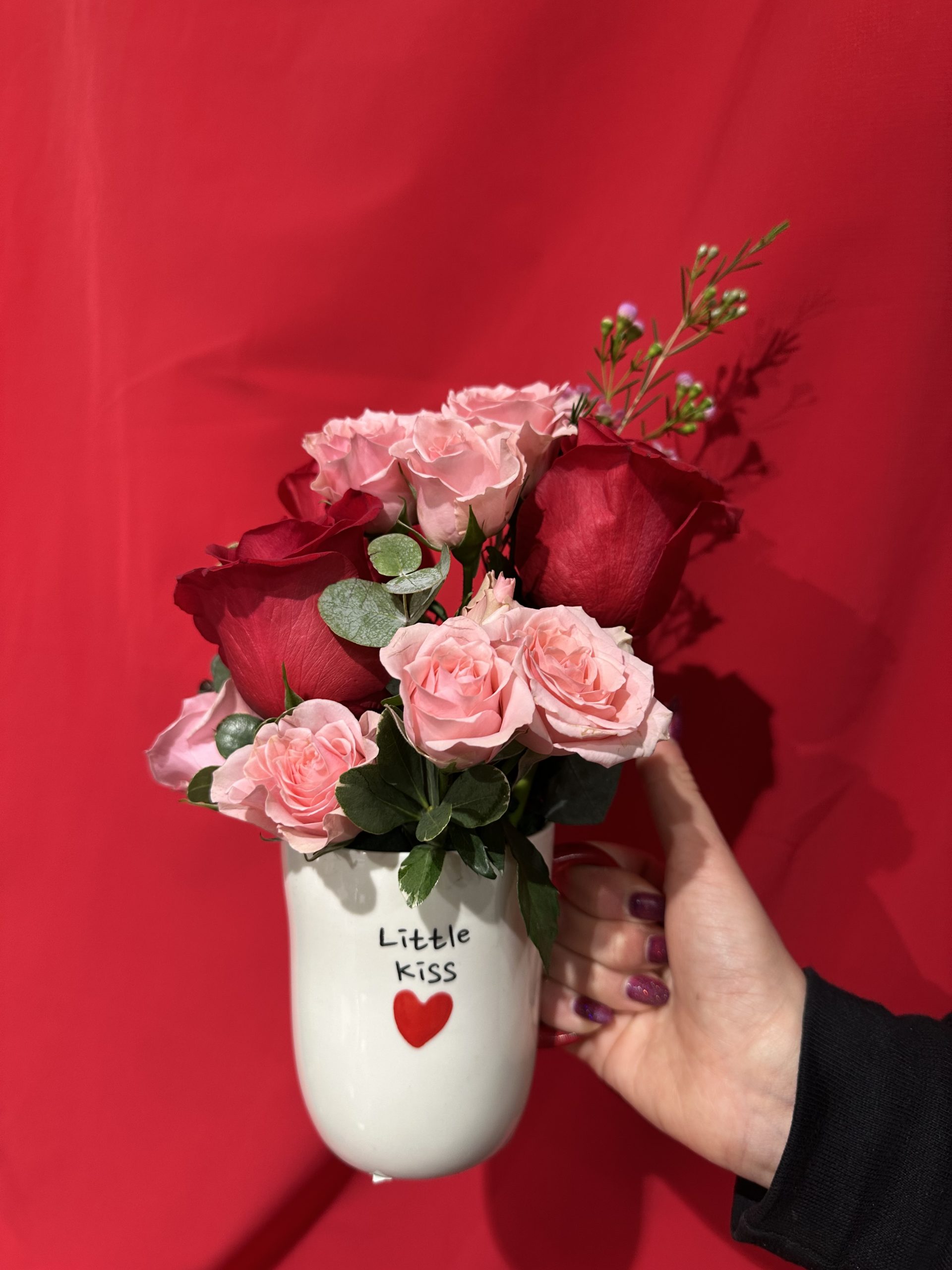 Little Kiss – tazza con fiori freschi